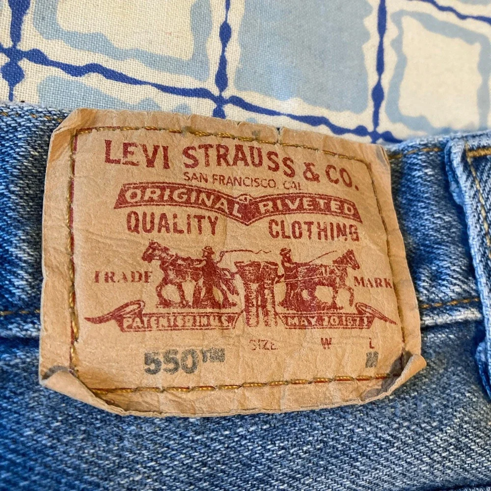 Vintage Levis 550 Classic Relaxed Tapered Jeans Medium Wash Blue Denim 16M y2k